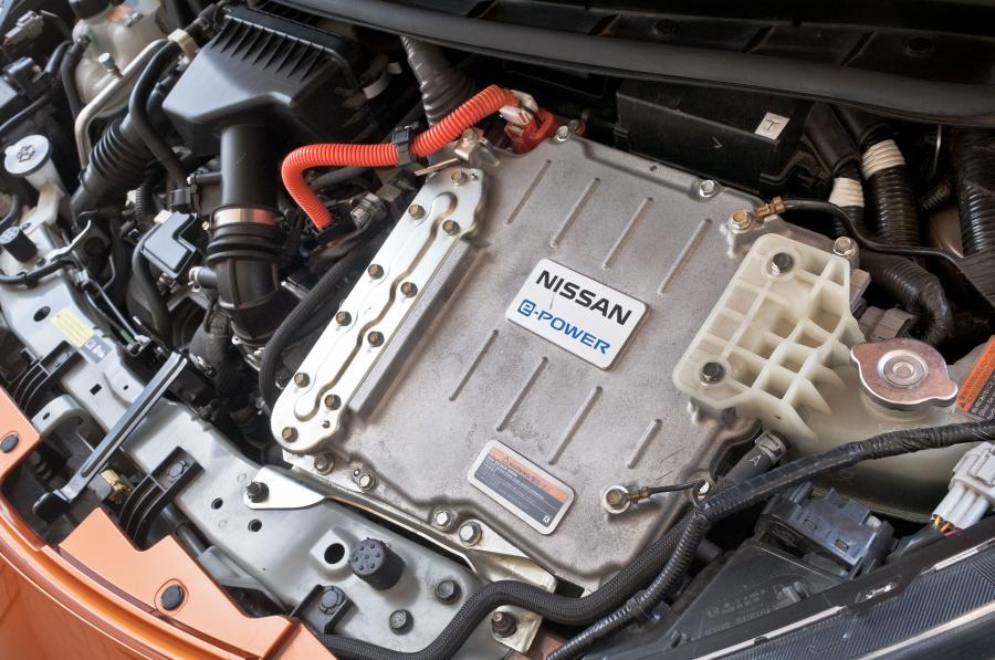 Моторный отсек Nissan Note e-POWER (E12) 2016 года  (JP) (фото 10 из 13)